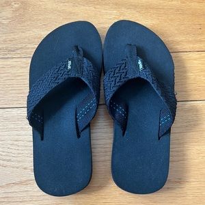 Black foam sandals